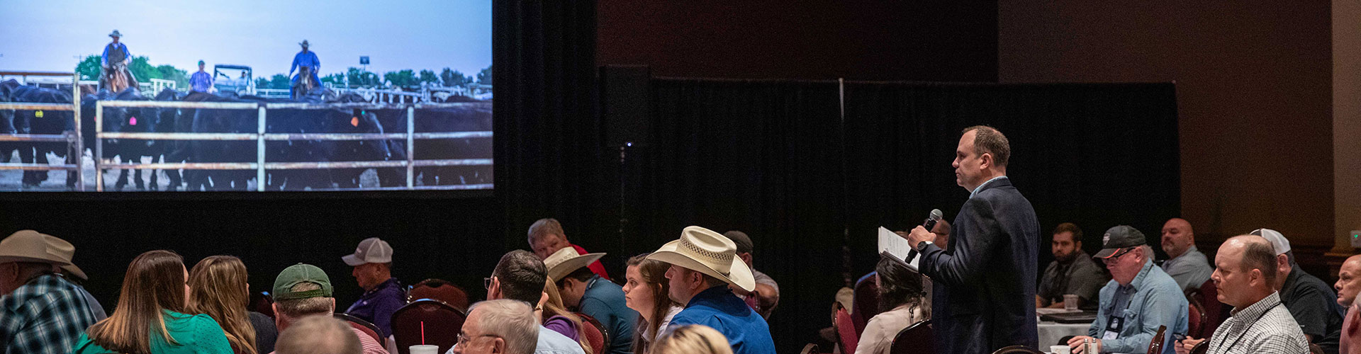 24-16587_FeedingQualityForum_Kan_MLB-9495-header Feeding Quality Forum attendee asking a speaker a question